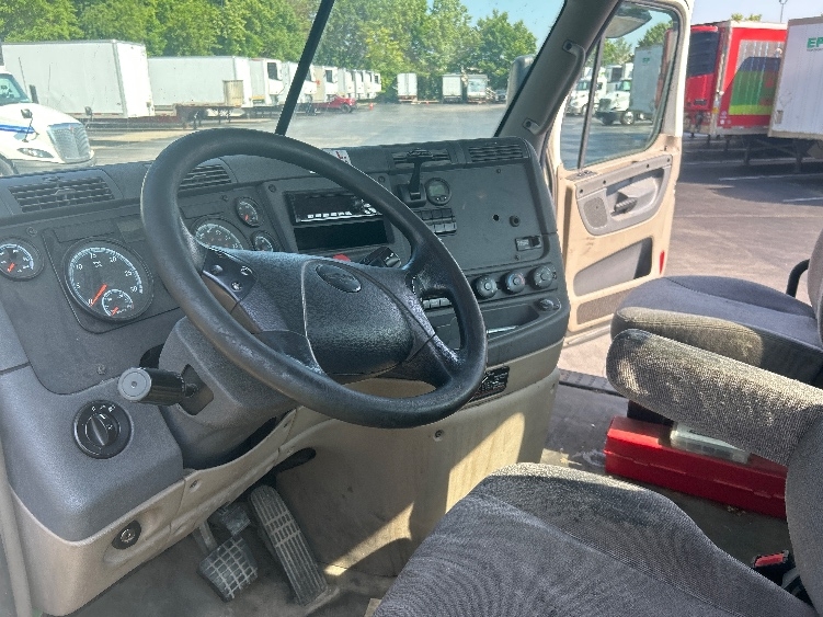 2017 Freightliner Cascadia in Louisville, KY — photo 10