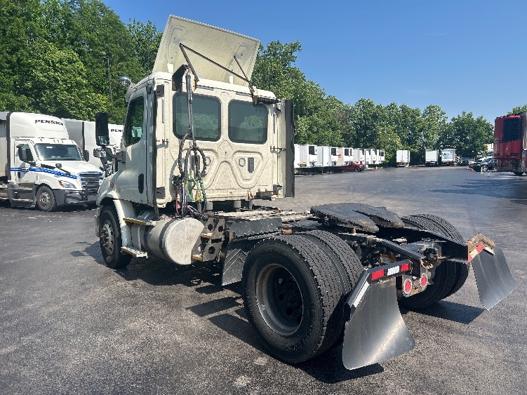 2017 Freightliner Cascadia in Louisville, KY — photo 5