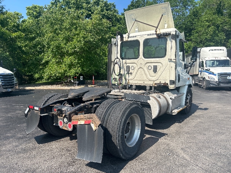 2017 Freightliner Cascadia in Louisville, KY — photo 7