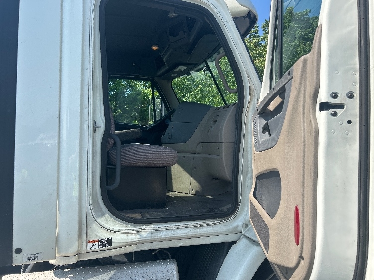 2017 Freightliner Cascadia in Louisville, KY — photo 9
