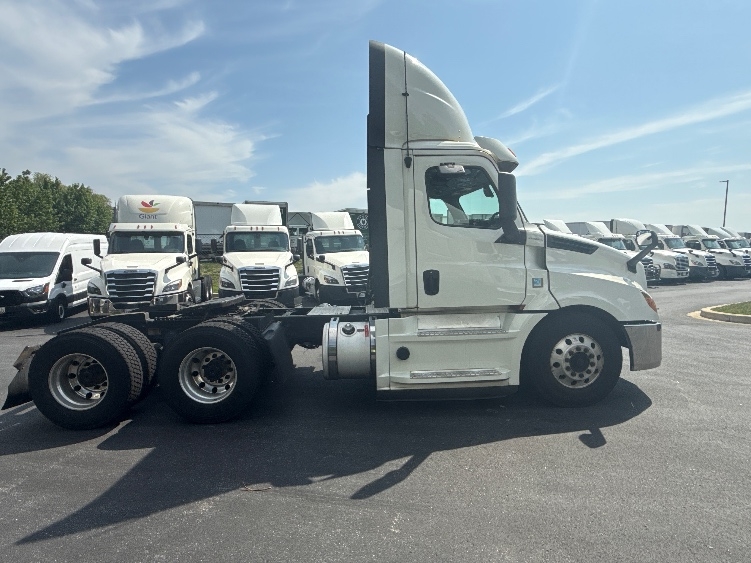 2019 Freightliner Cascadia in Jessup, MD — photo 8