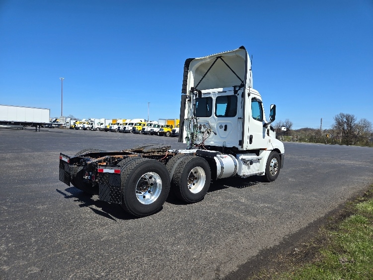 2019 Freightliner Cascadia in White Deer, PA — photo 7