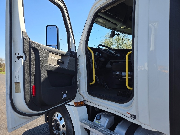 2019 Freightliner Cascadia in White Deer, PA — photo 9