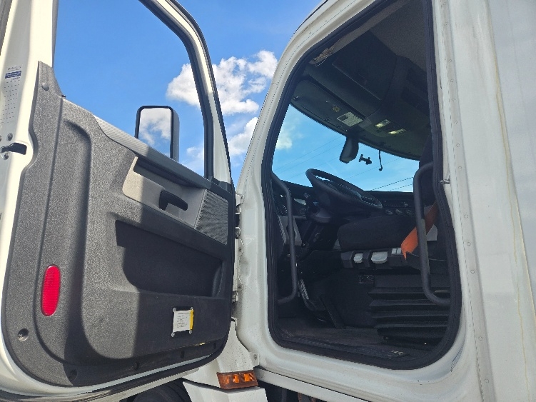 2019 Freightliner Cascadia in White Deer, PA — photo 9