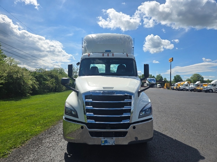 2019 Freightliner Cascadia in White Deer, PA — photo 2
