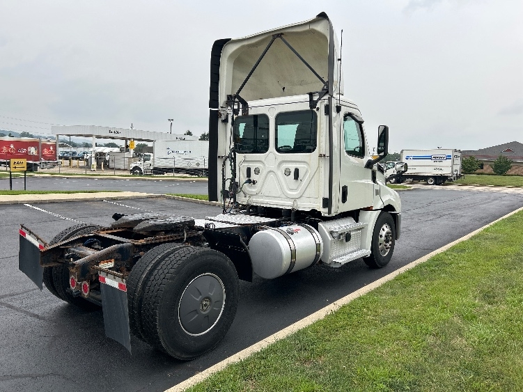 2019 Freightliner Cascadia in Allentown, PA — photo 7