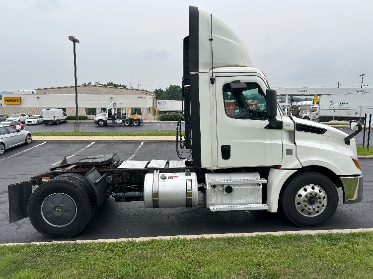 2019 Freightliner Cascadia in Allentown, PA — photo 8
