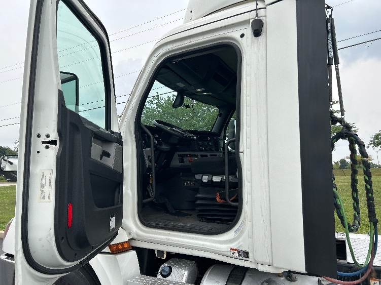 2019 Freightliner Cascadia in Allentown, PA — photo 9