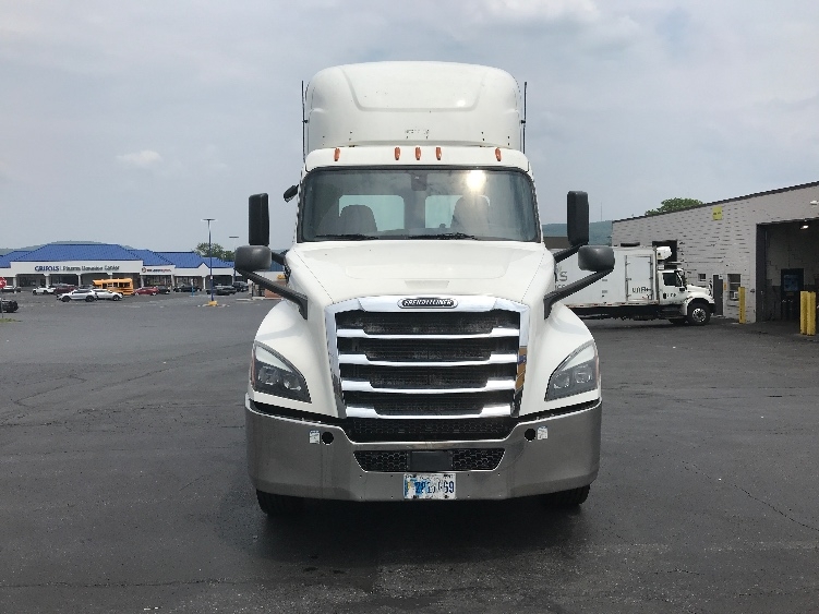 2019 Freightliner Cascadia in Allentown, PA — photo 2