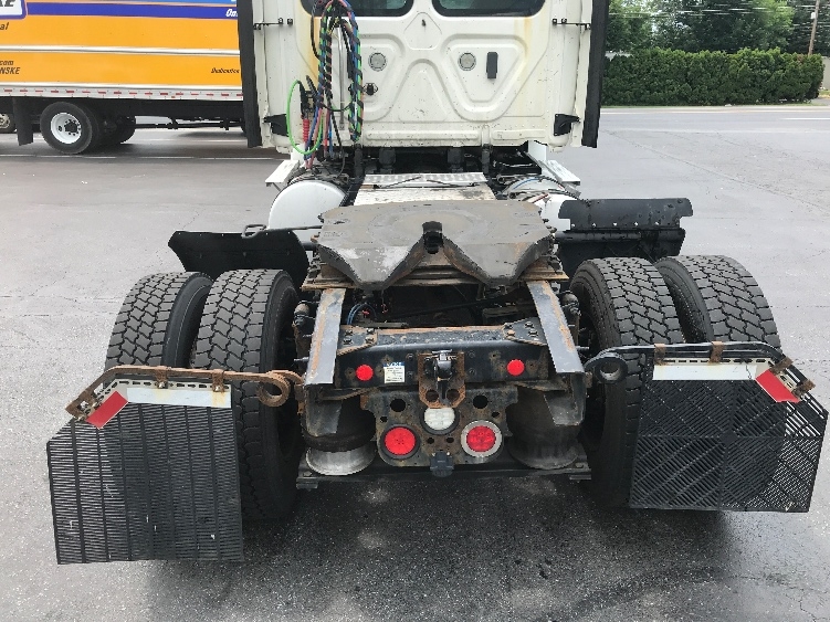 2019 Freightliner Cascadia in Allentown, PA — photo 6