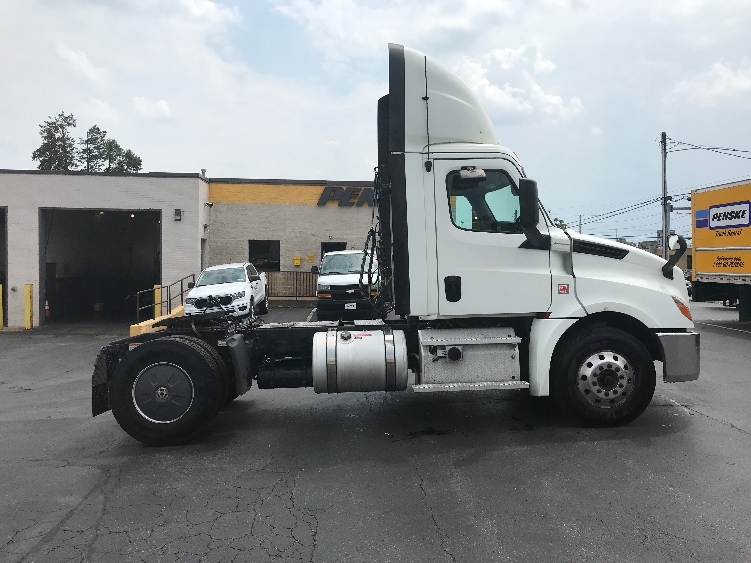 2019 Freightliner Cascadia in Allentown, PA — photo 8