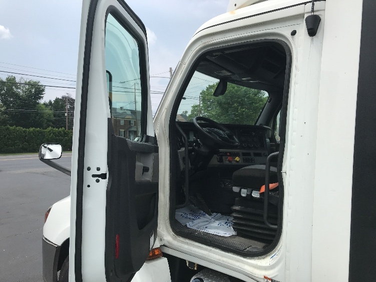 2019 Freightliner Cascadia in Allentown, PA — photo 9