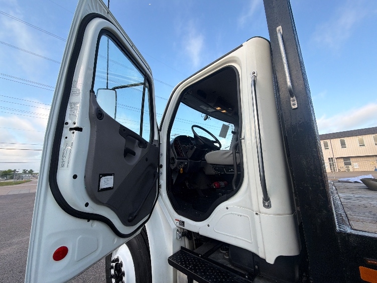 2019 Freightliner M2 106 in Dallas, TX — photo 10