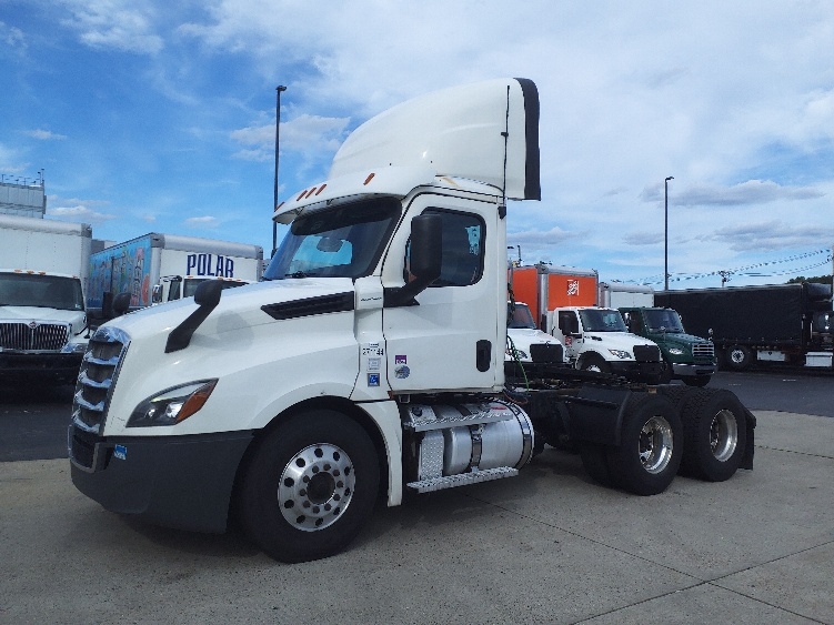 2020 Freightliner Cascadia in Norton, MA — photo 3