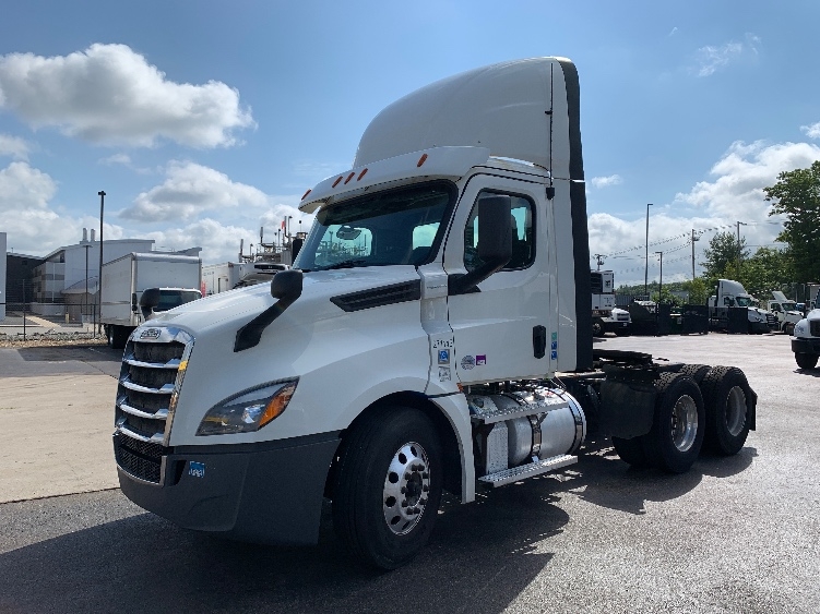 2020 Freightliner Cascadia in Norton, MA — photo 3