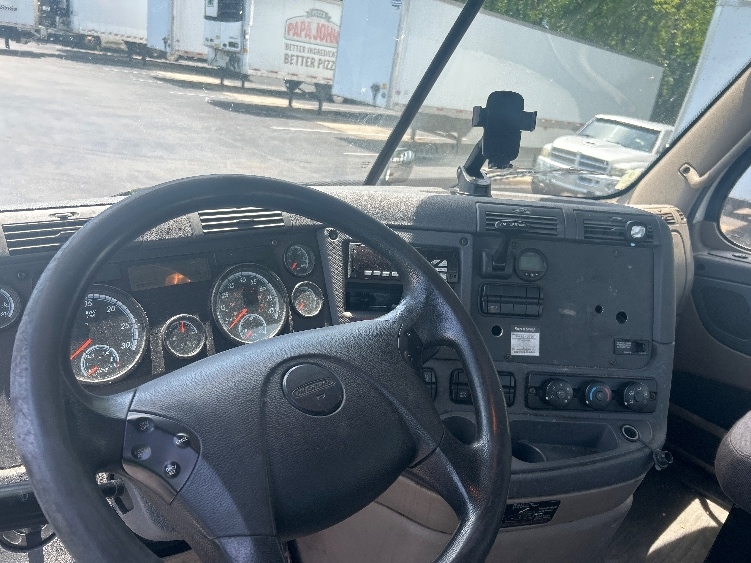 2018 Freightliner Cascadia in Louisville, KY — photo 10