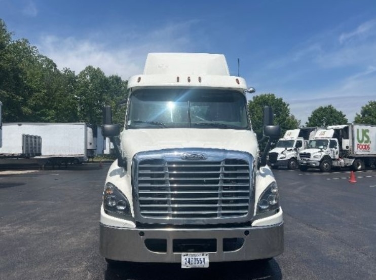 2018 Freightliner Cascadia in Louisville, KY — photo 2