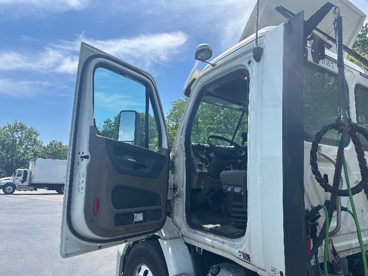 2018 Freightliner Cascadia in Louisville, KY — photo 9