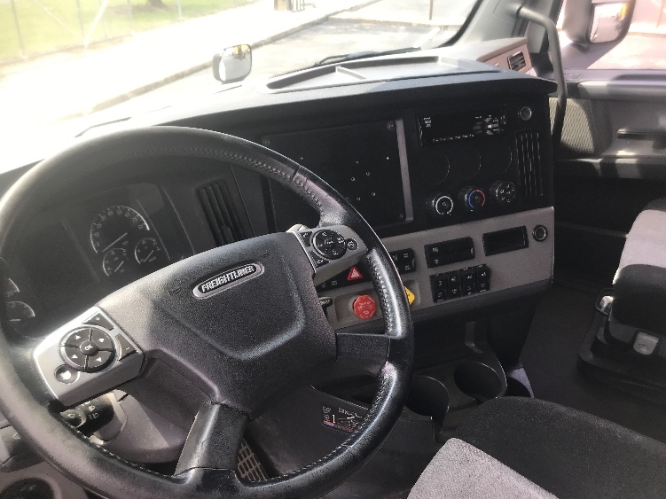 2020 Freightliner Cascadia in Harrisburg, PA — photo 10