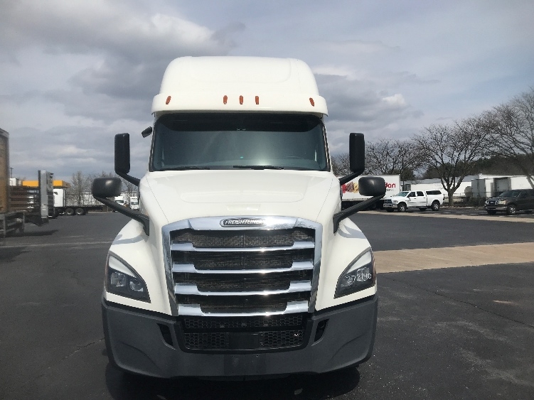 2020 Freightliner Cascadia in Harrisburg, PA — photo 2