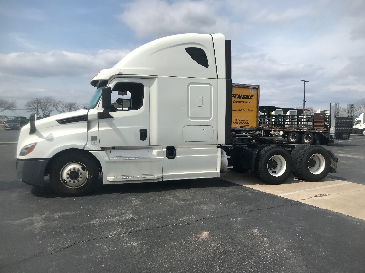 2020 Freightliner Cascadia in Harrisburg, PA — photo 4