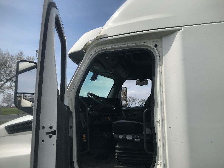 2020 Freightliner Cascadia in Harrisburg, PA — photo 9
