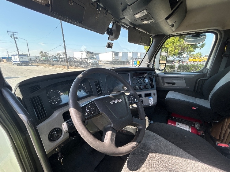 2020 Freightliner Cascadia in Torrance, CA — photo 10