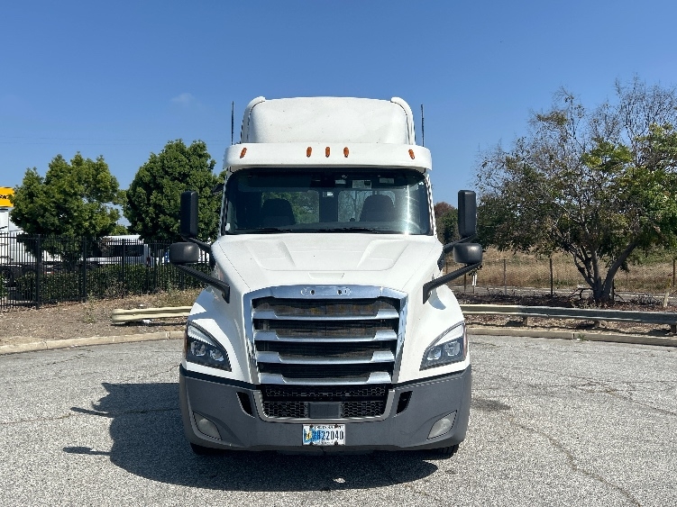 2020 Freightliner Cascadia in Torrance, CA — photo 2