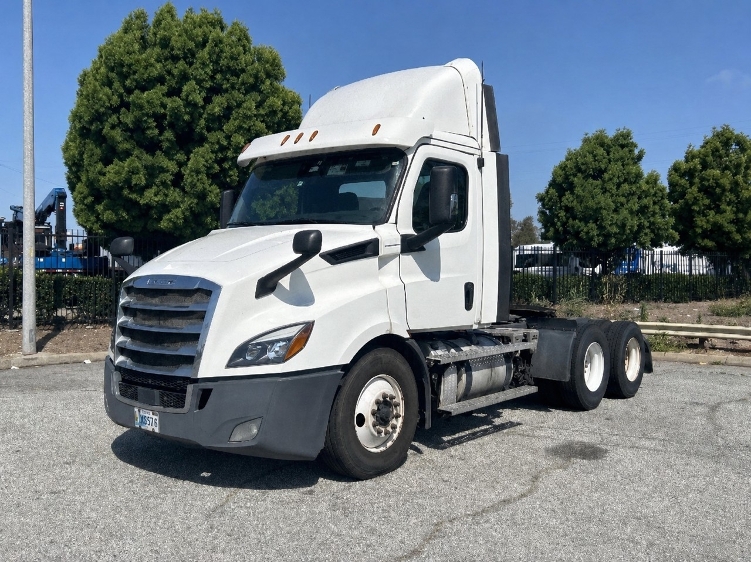 2020 Freightliner Cascadia in Torrance, CA — photo 3