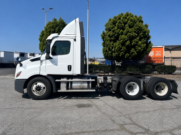 2020 Freightliner Cascadia in Torrance, CA — photo 4
