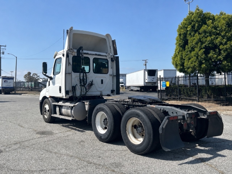 2020 Freightliner Cascadia in Torrance, CA — photo 5