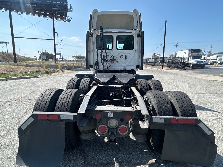 2020 Freightliner Cascadia in Torrance, CA — photo 6