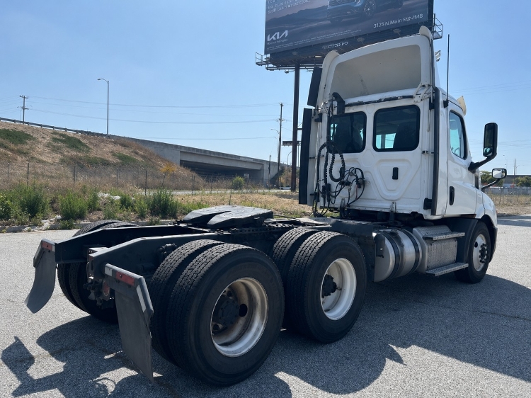 2020 Freightliner Cascadia in Torrance, CA — photo 7