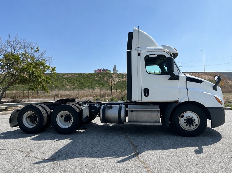2020 Freightliner Cascadia in Torrance, CA — photo 8