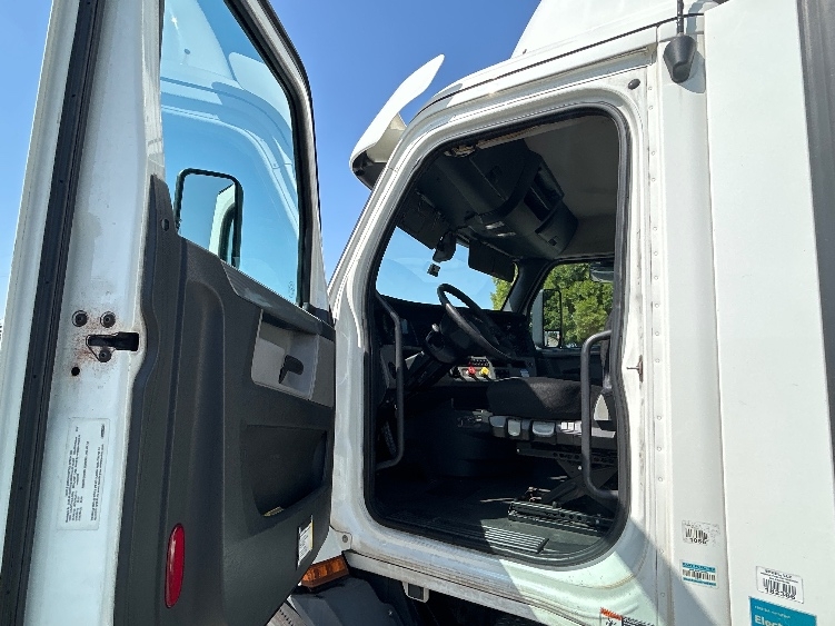 2020 Freightliner Cascadia in Torrance, CA — photo 9