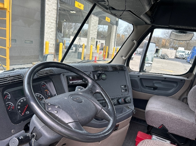 2020 Freightliner Cascadia in Indianapolis, IN — photo 10