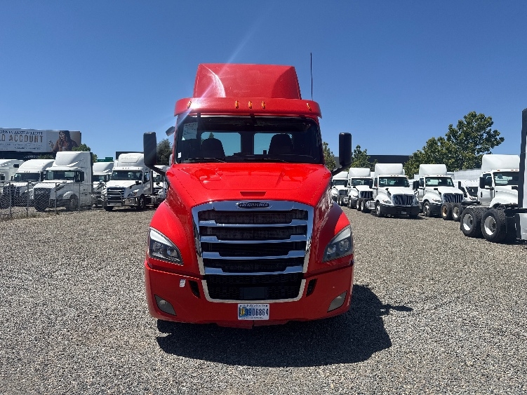 2020 Freightliner Cascadia in Fresno, CA — photo 2