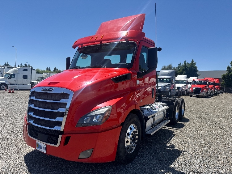 2020 Freightliner Cascadia in Fresno, CA — photo 3