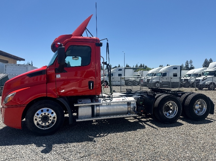 2020 Freightliner Cascadia in Fresno, CA — photo 4