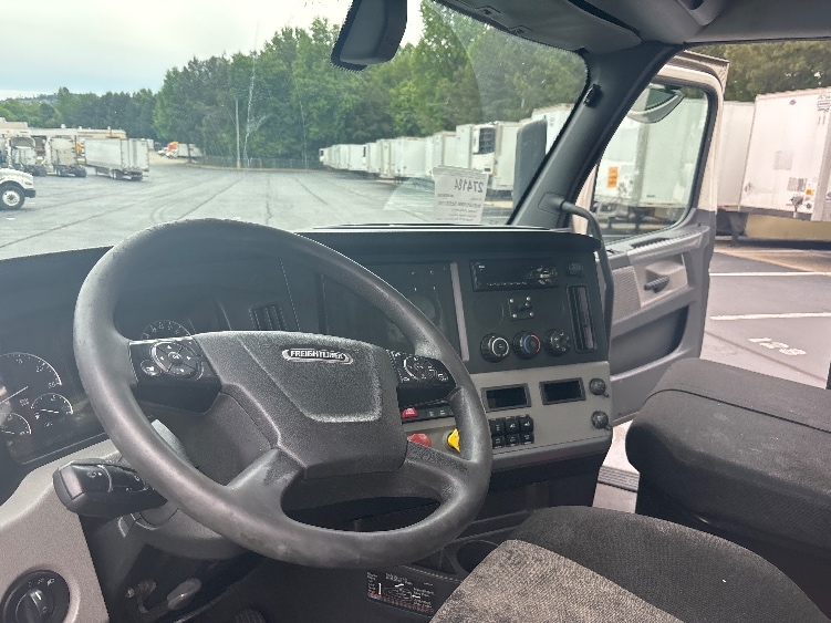 2020 Freightliner Cascadia in Forest Park, GA — photo 10