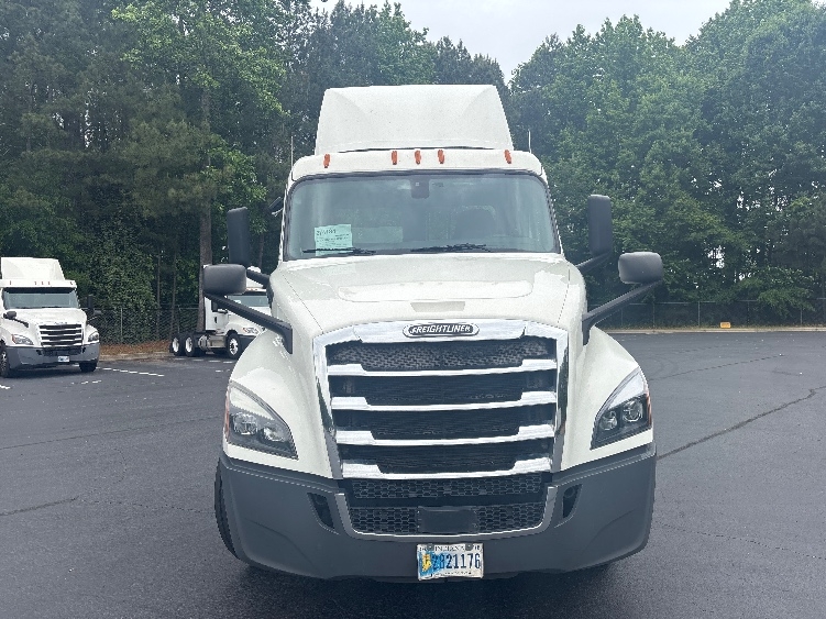 2020 Freightliner Cascadia in Forest Park, GA — photo 2
