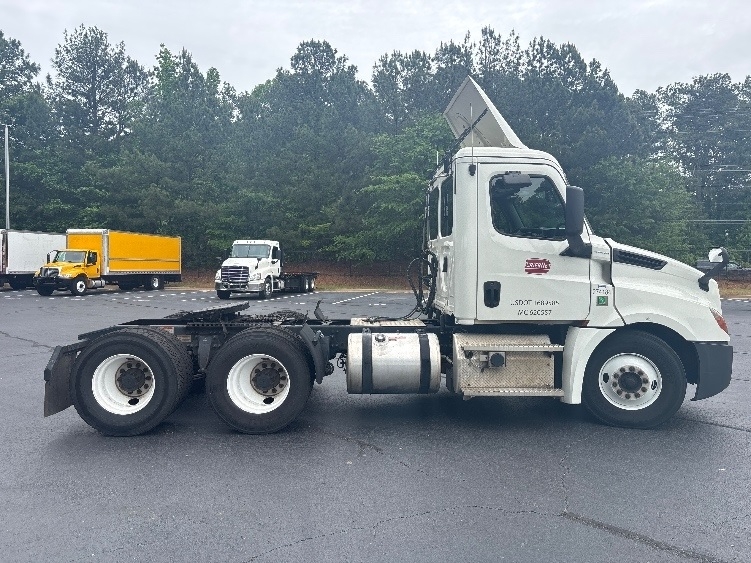 2020 Freightliner Cascadia in Forest Park, GA — photo 8