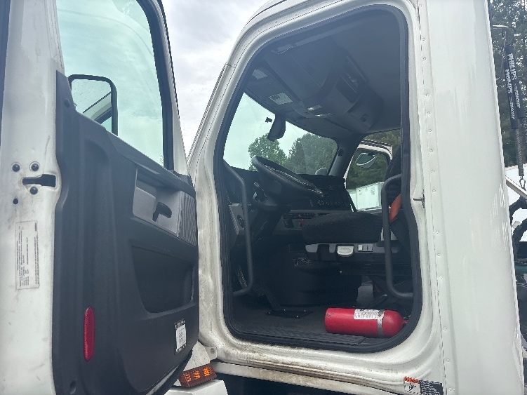 2020 Freightliner Cascadia in Forest Park, GA — photo 9