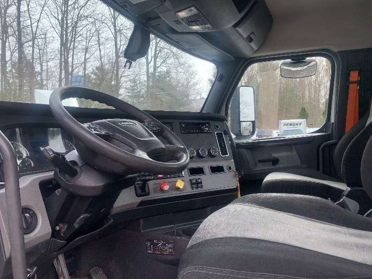 2019 Freightliner Cascadia in Franklin, MA — photo 10