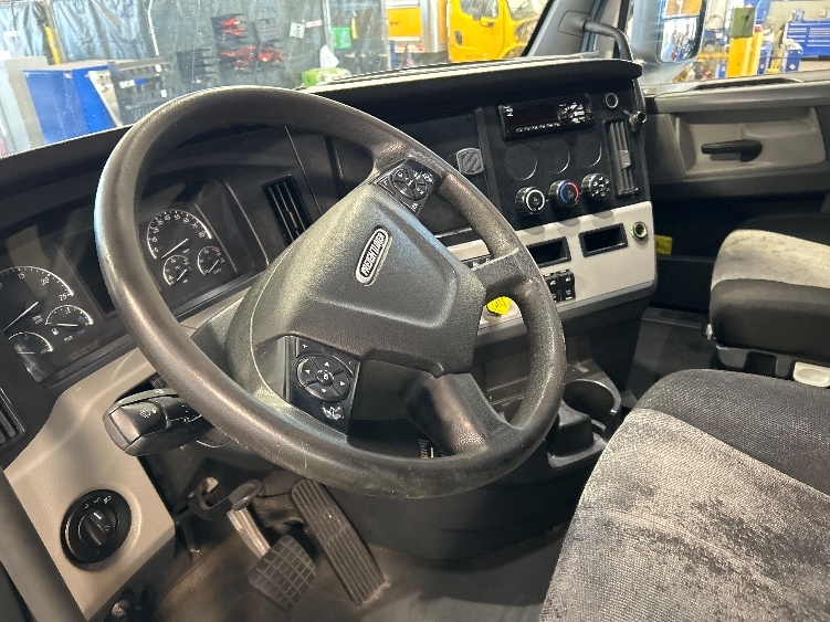 2020 Freightliner Cascadia in Fontana, CA — photo 10