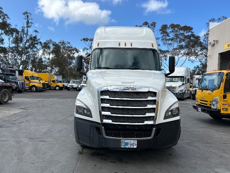 2020 Freightliner Cascadia in Fontana, CA — photo 2
