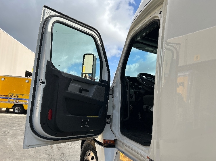 2020 Freightliner Cascadia in Fontana, CA — photo 9