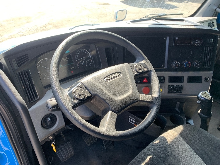 2020 Freightliner Cascadia in Torrance, CA — photo 10