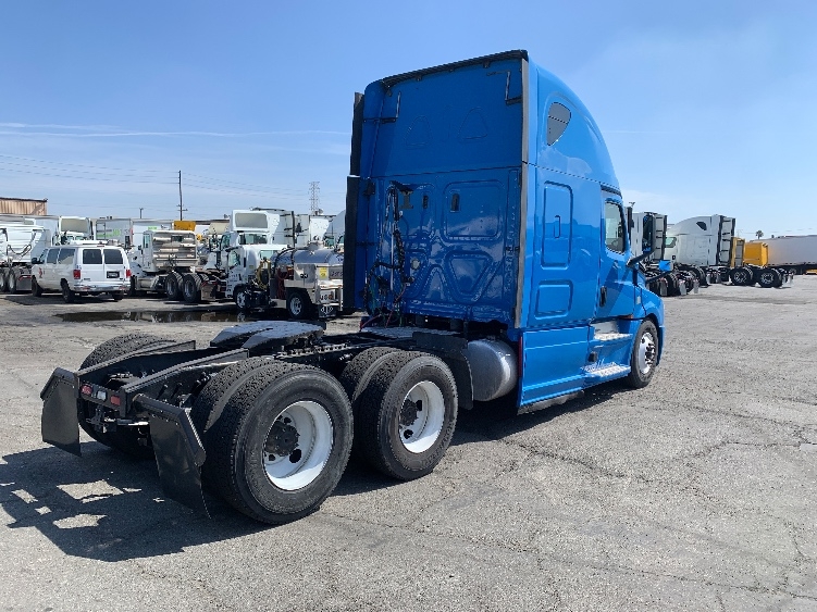 2020 Freightliner Cascadia in Torrance, CA — photo 7