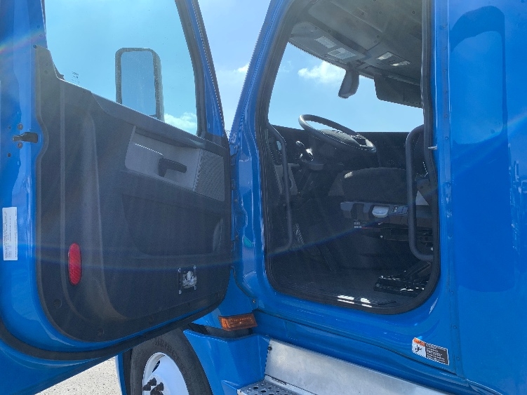 2020 Freightliner Cascadia in Torrance, CA — photo 9